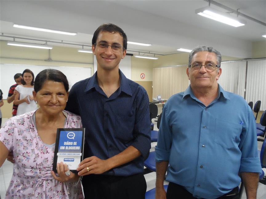 Meus queridos pais prestigiando o lançamento do meu livro