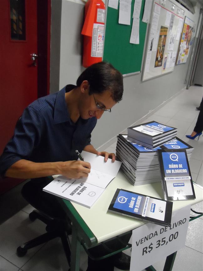 Autografando meu primeiro livro vendido